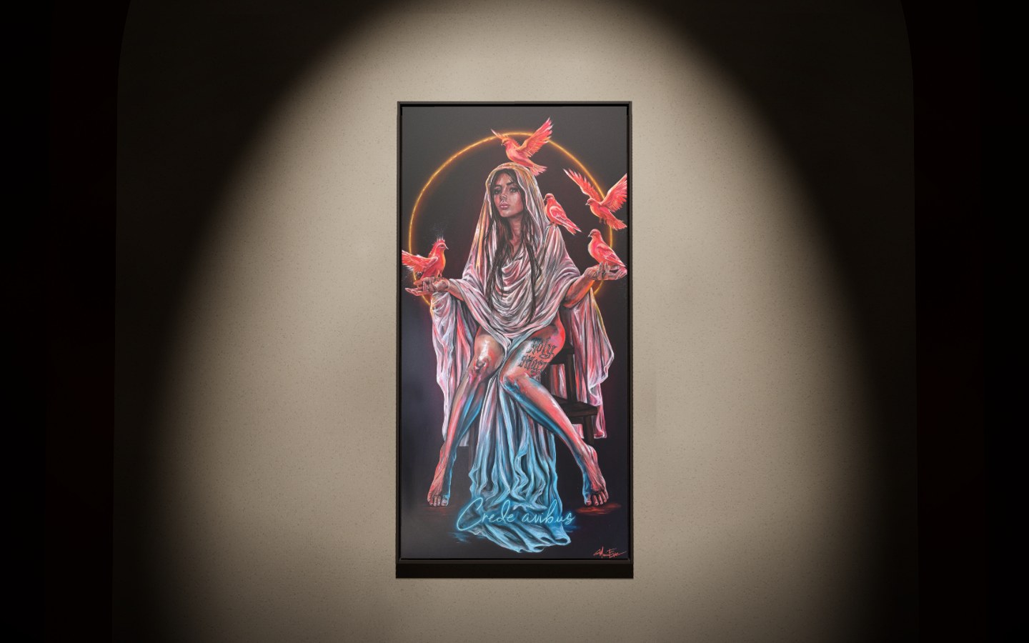 Holy Mary se rapproche, accrochée au mur grège sous le projecteur